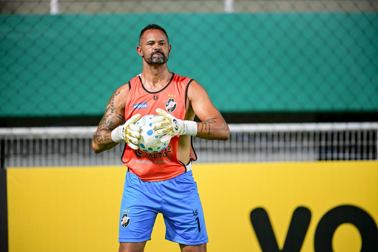 Bruno Fernandes se aquece para estreia como titular do Vasco-AC na Arena da Floresta