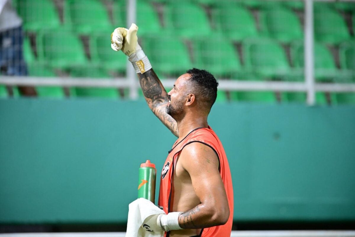 O jogador já realiza o aquecimento para a estreia