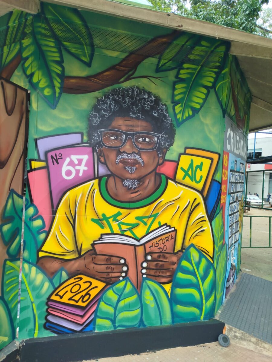 Graffiti homenageia a Banca do Pelé na Praça Povos da Floresta