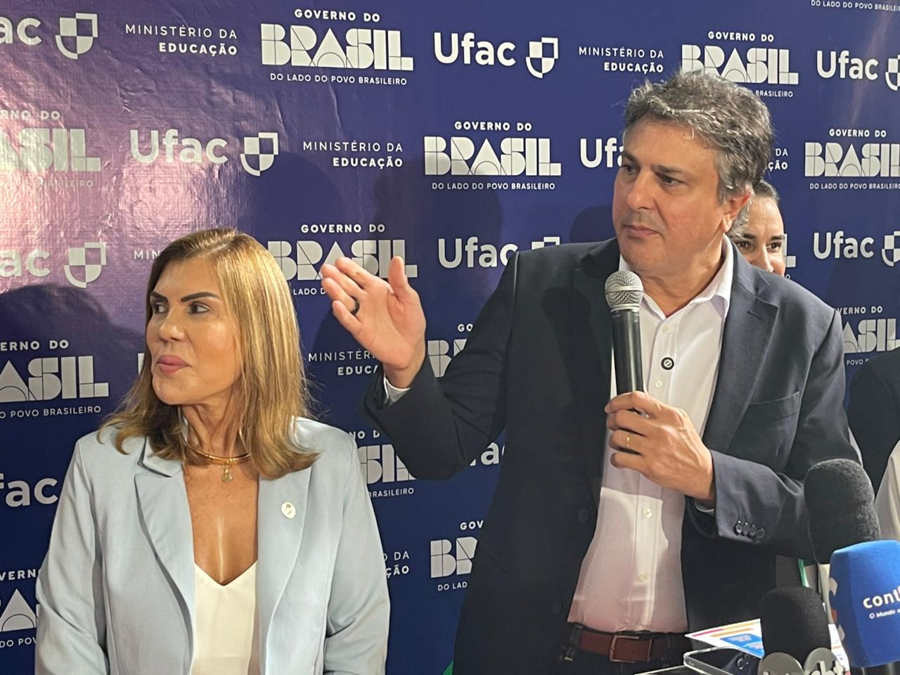 Guida chora ao receber ministro da Educação em tom de despedida da reitoria da Ufac