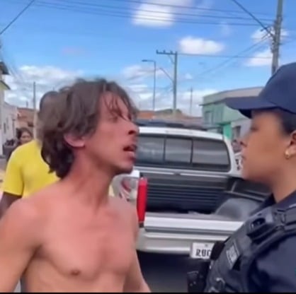 Homem grita com policial, a ofende e acaba imobilizado após confronto