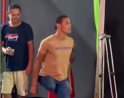 Sem se limitar, homem com apenas uma perna encanta público ao dançar no Carnaval