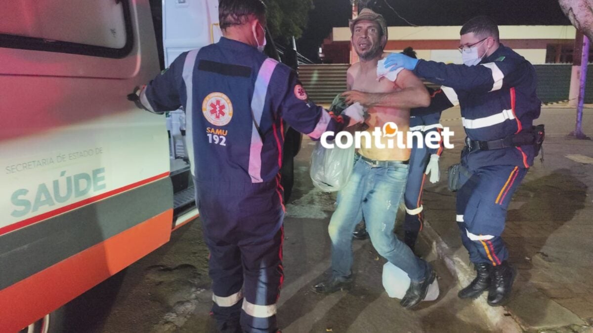 Homem esfaqueado em imóvel abandonado provoca tumulto após atendimento médico