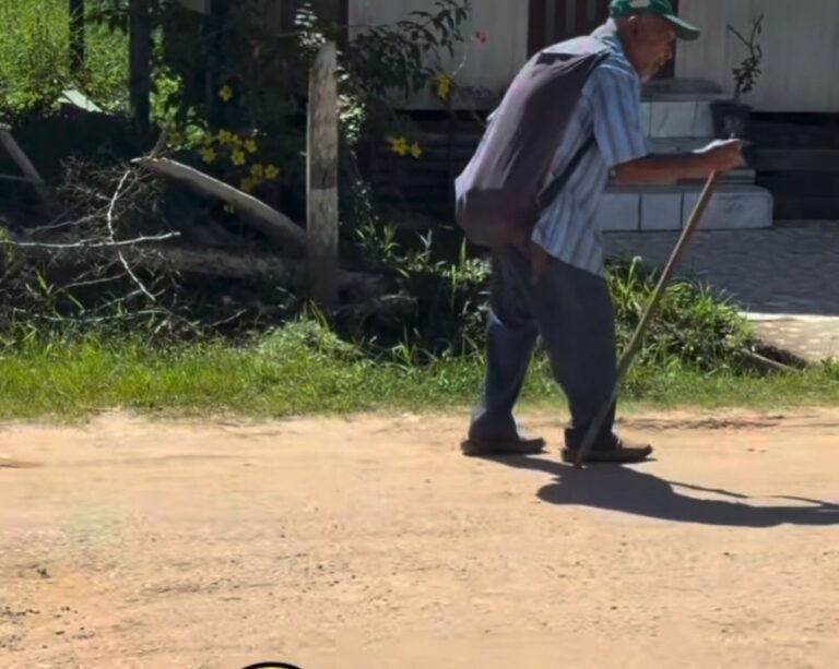 Gesto de solidariedade emociona após criador de conteúdo ajudar idoso de 85 anos no interior do Acre