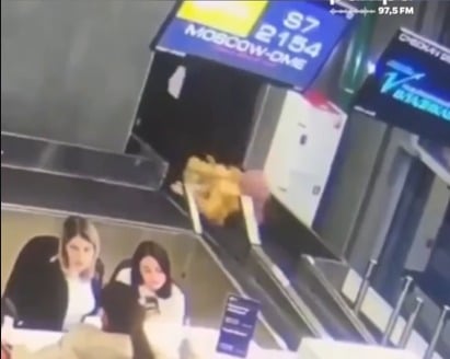 Idosa de 74 anos cai após entrar por engano em esteira de bagagens