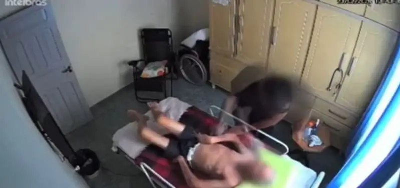 Idoso de 86 anos com Alzheimer sofreu agressões; caso é tratado como tortura pela polícia.