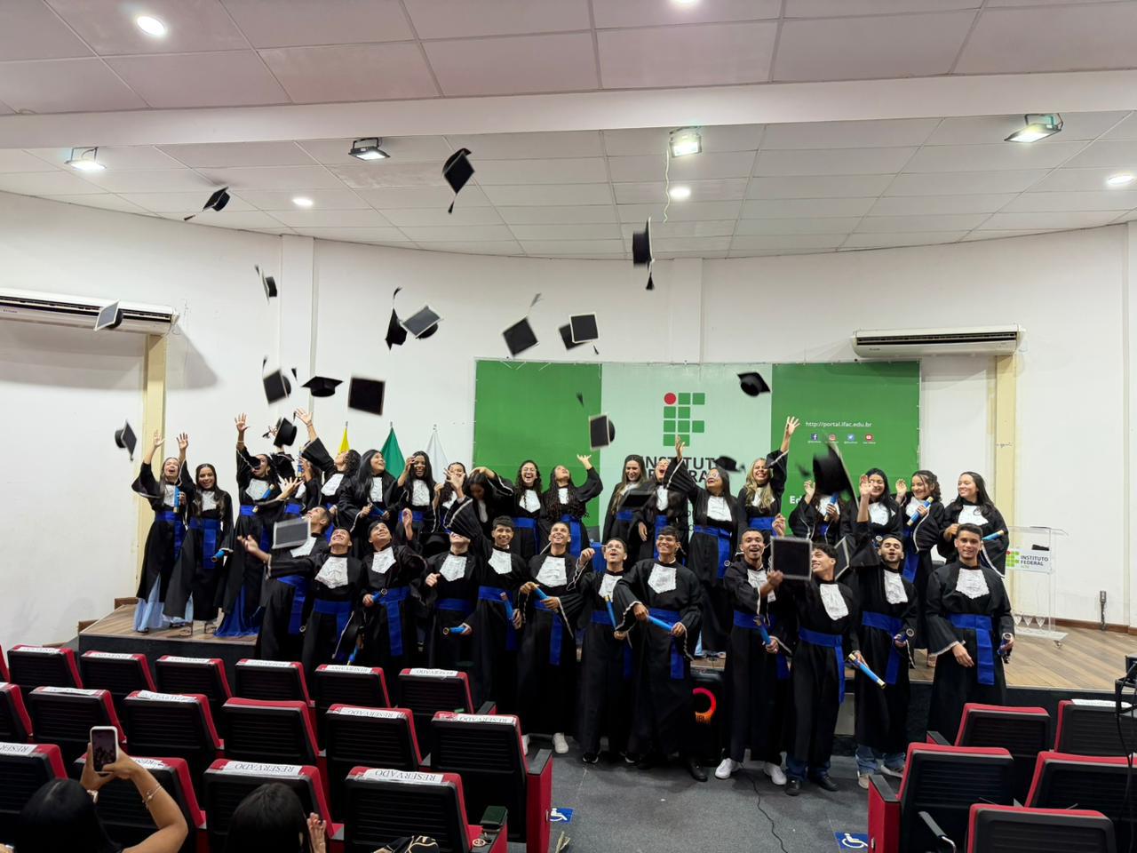A solenidade reuniu momentos marcantes, celebrando o esforço coletivo dos alunos e o apoio constante das famílias ao longo da trajetória acadêmica.