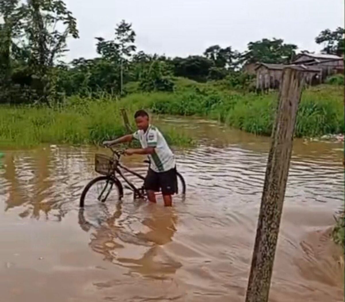 As fortes chuvas que atingem Sena Madureira desde a manhã deste sábado (14) provocaram o transbordamento de um igarapé