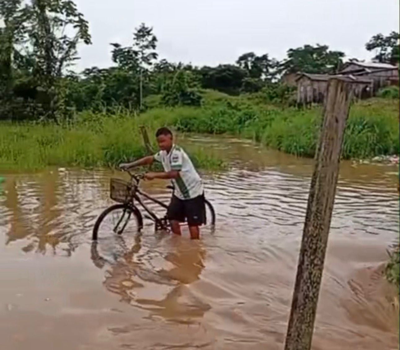 As fortes chuvas que atingem Sena Madureira desde a manhã deste sábado (14) provocaram o transbordamento de um igarapé