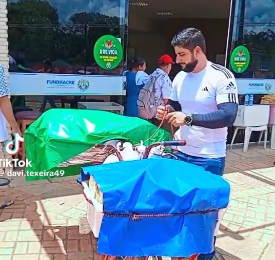 O vendedor de pães Davi Teixeira tem chamado a atenção de quem passa pelas ruas de Rio Branco e transforma rotina em conteúdo nas redes
