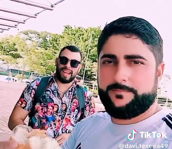 O vendedor de pães Davi Teixeira tem chamado a atenção de quem passa pelas ruas de Rio Branco e transforma rotina em conteúdo nas redes