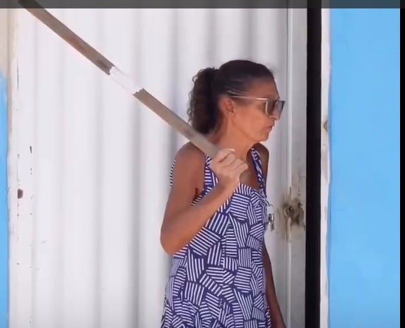 Um vídeo que circula amplamente nas redes sociais mostra uma mulher que se revolta ao ter seu voto contabilizado a Bolsonaro (PL)