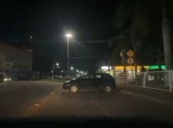 Um carro que estava estacionado em uma farmácia na avenida Antonio da Rocha Viana, em Rio Branco, acabou descendo sozinho
