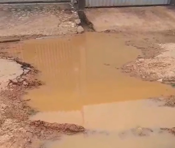 Um vídeo que circula nas redes sociais mostra uma enorme cratera aberta na rua José Soares, no bairro Vitória, em Sena Madureira.