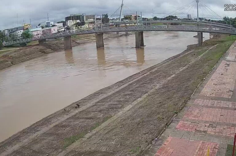 Apesar da  vazante registrada nas últimas horas, o nível do Rio Acre pode voltar a subir rapidamente nas próximas semanas, diz Defesa Civil
