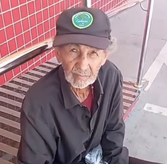 Um idoso, identificado como João Alves da Silva, está dormindo na porta de uma farmácia na Avenida Prainha, no centro de Cuiabá.