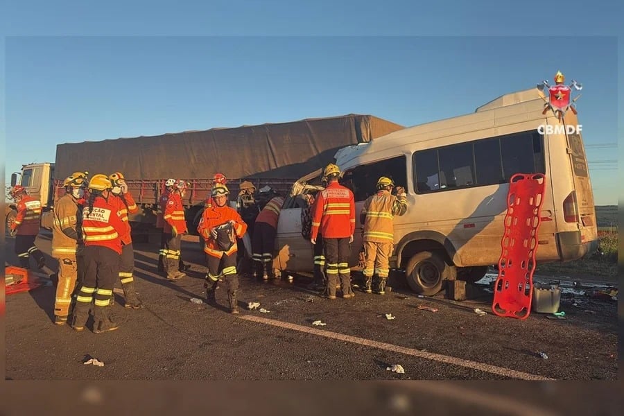 Colisão na BR-020 deixa cinco mortos e 11 feridos na madrugada. Vítimas foram socorridas e levadas a hospitais em Formosa e Brasília.