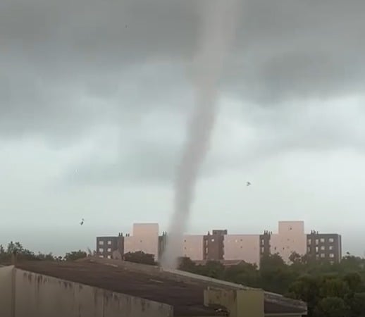 Vídeo mostra tornado atingindo cidade no Sul e impressiona pela força do fenômeno registrado por moradores.