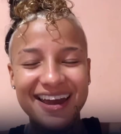 Influenciadora rebate críticas após tatuar nome da companheira no rosto e divide opiniões nas redes