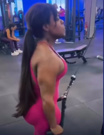 Após perder quase 90 kg, Jojo Todynho exibe boa forma e encara treino pesado na academia