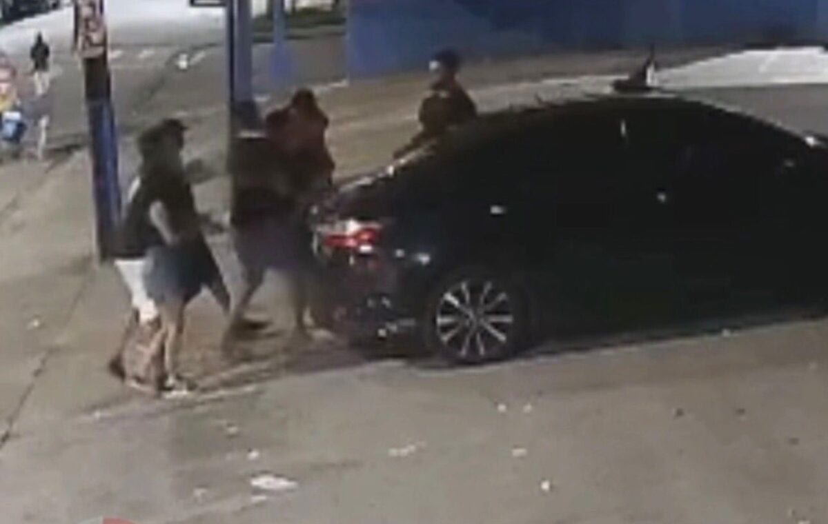 No registro, é possível ver o momento em que um dos envolvidos imobiliza a vítima com um golpe conhecido como “mata-leão”