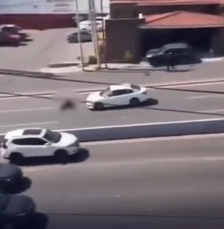 Jovem é atropelada ao tentar atravessar avenida movimentada; veja o vídeo