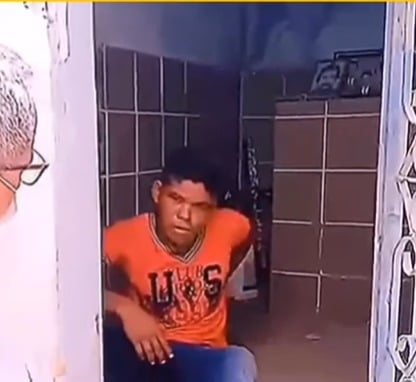 Sem ter onde morar, jovem dorme dentro de túmulos para fugir das ruas