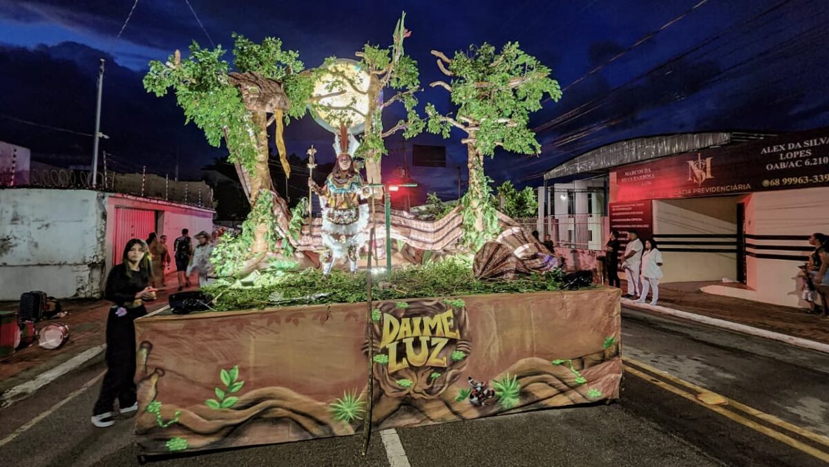 om cerca de 400 brincantes — número que superou as estimativas iniciais — o bloco apresentou um cortejo organizado, com alegorias simbólicas e fantasia