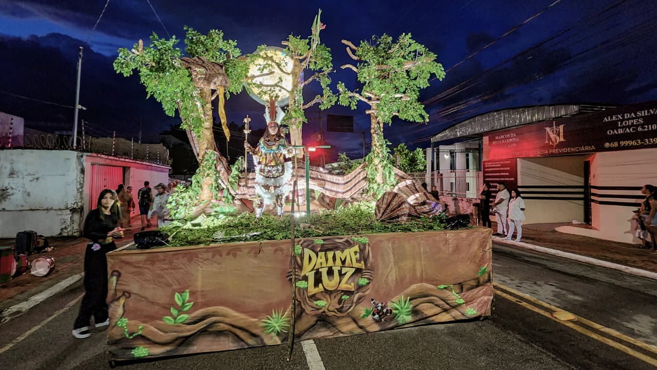 om cerca de 400 brincantes — número que superou as estimativas iniciais — o bloco apresentou um cortejo organizado, com alegorias simbólicas e fantasia