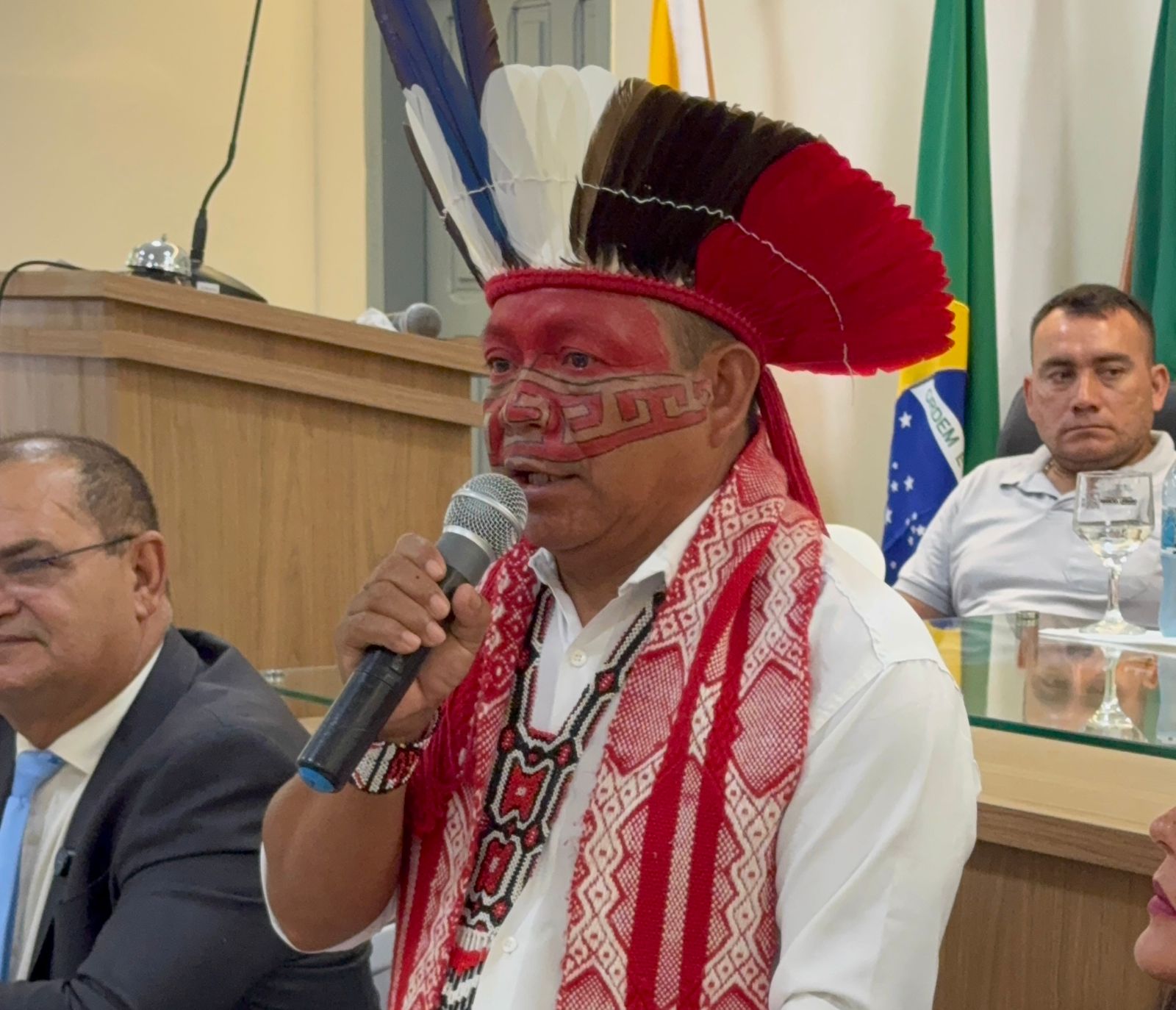Segundo João Domingos, durante o período de verão, quando o nível dos rios baixa devido à seca, o deslocamento se torna ainda mais difícil