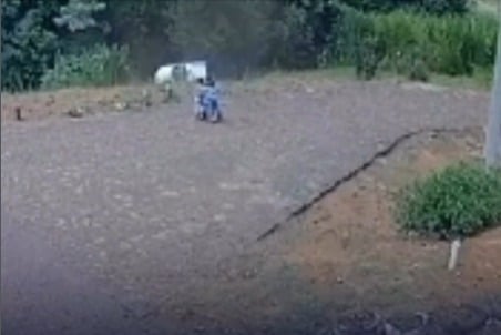 Pai se ajoelha e abraça filhos após crianças escaparem de grave acidente com carro