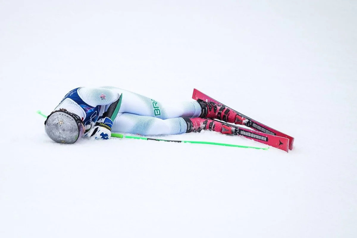 Após ouro inédito no slalom gigante, Braathen cai no slalom em Bormio e é desclassificado, encerrando sonho da segunda medalha olímpica.