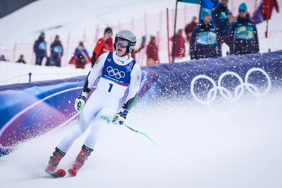 Após ouro inédito no slalom gigante, Braathen cai no slalom em Bormio e é desclassificado, encerrando sonho da segunda medalha olímpica.