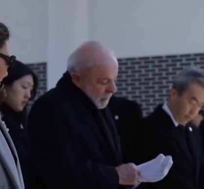 Lula recebe luva com nove dedos durante visita oficial à Coreia do Sul