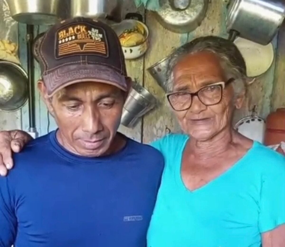 As imagens registram o momento em que a mãe, visivelmente emocionada, agradece a Deus pelo retorno do filho e expressa o alívio de tê-lo novamente em segurança.