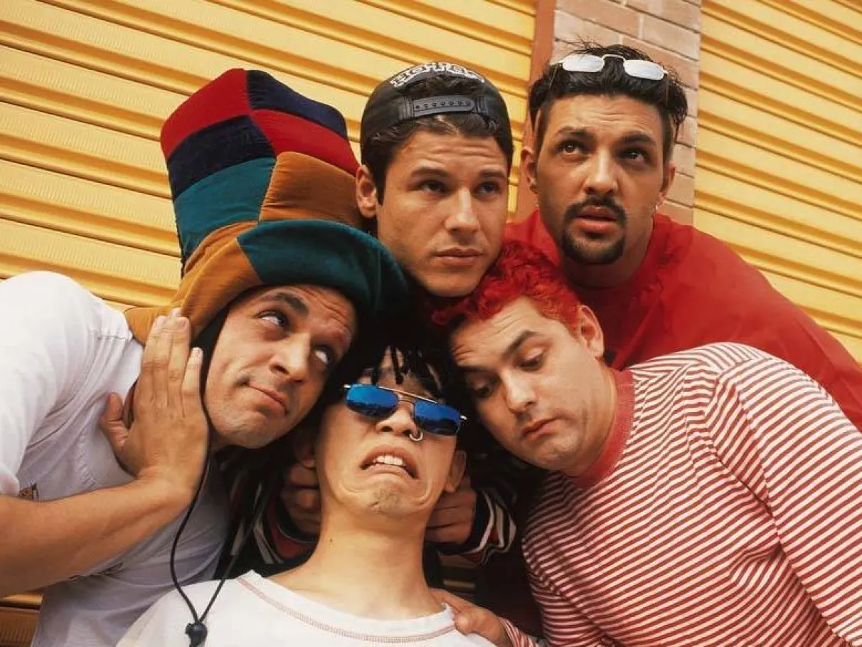 Restos mortais dos Mamonas Assassinas serão exumados nesta segunda e usados para plantar cinco árvores em homenagem à banda histórica.