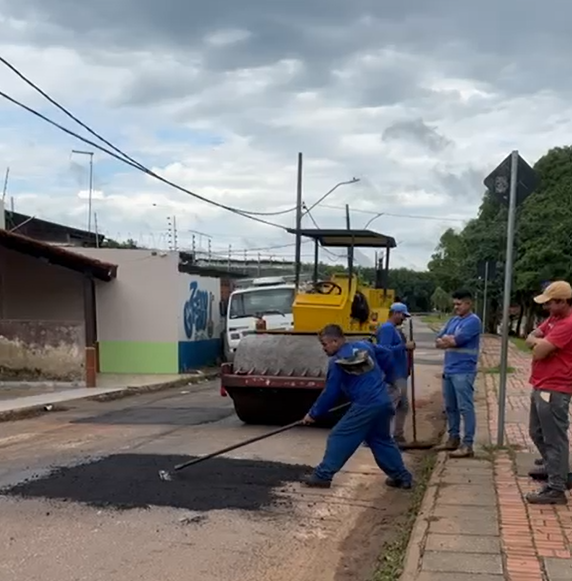 Equipe da Prefeitura realiza manutenção viária no bairro Tucumã