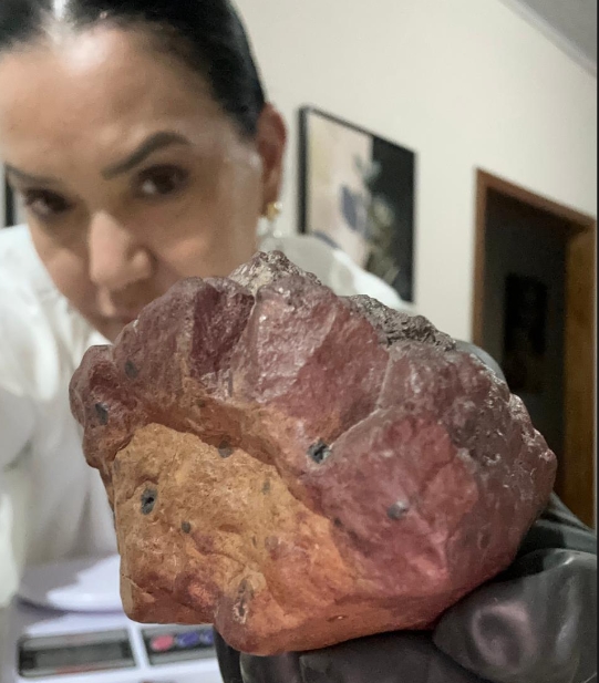 Possíveis meteoritos caem em quintal no bairro Tancredo Neves, em Vilhena