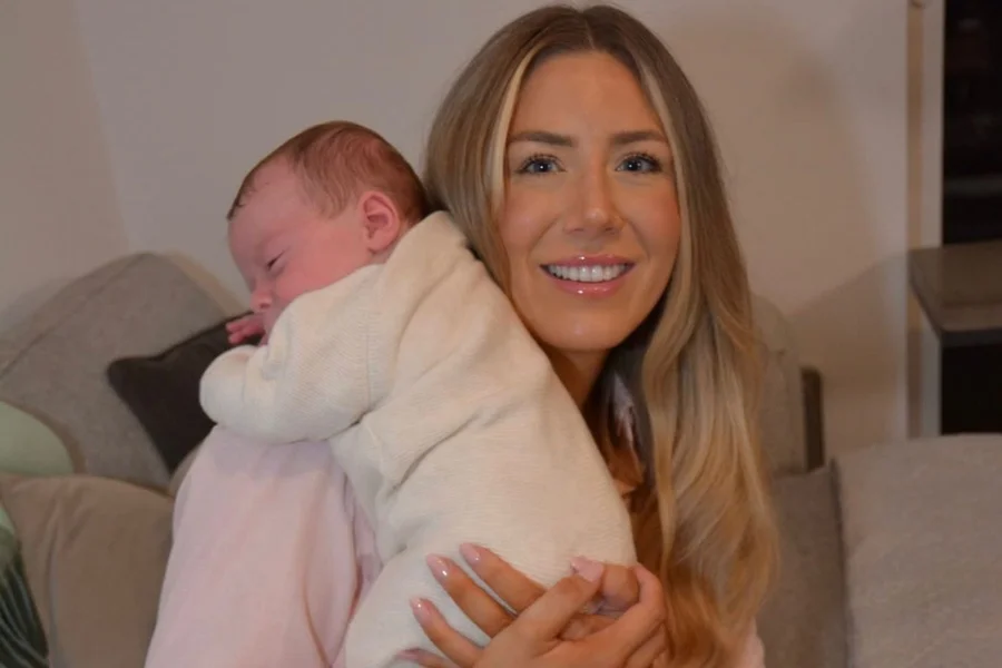 A mãe, Grace Bell, nasceu com a rara síndrome de Mayer-Rokitansky-Küster-Hauser (MRKH), condição que impede o desenvolvimento do útero