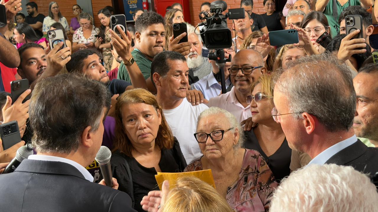 Os servidores ocuparam o hall da reitoria, onde aconteceria a coletiva de imprensa