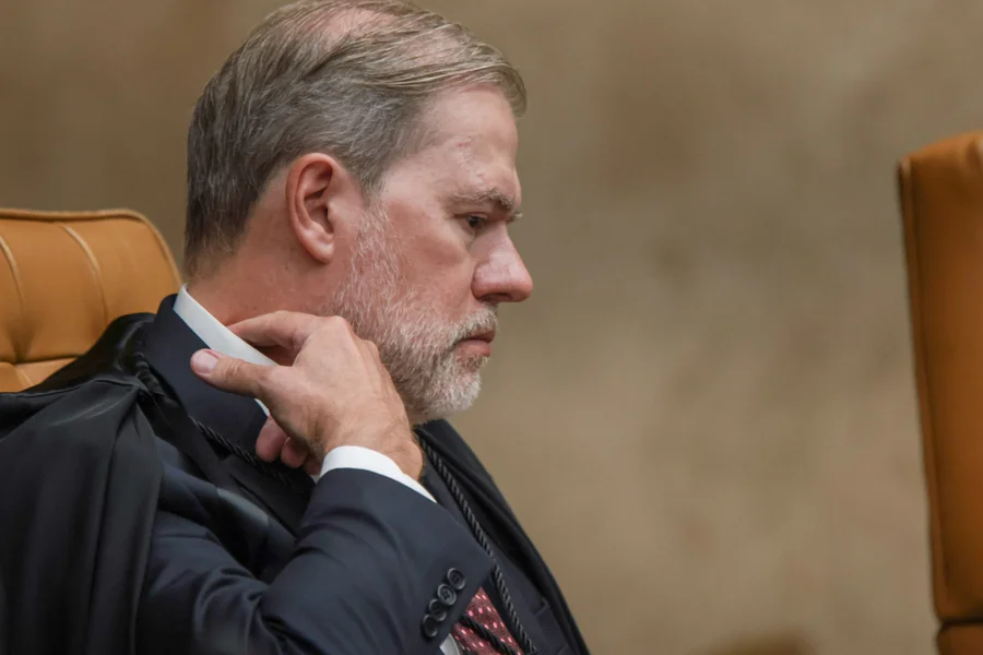 Ministro do STF soma 25 pedidos de impeachment no Senado e se afasta de relatoria ligada ao Banco Master após avanço de investigações.