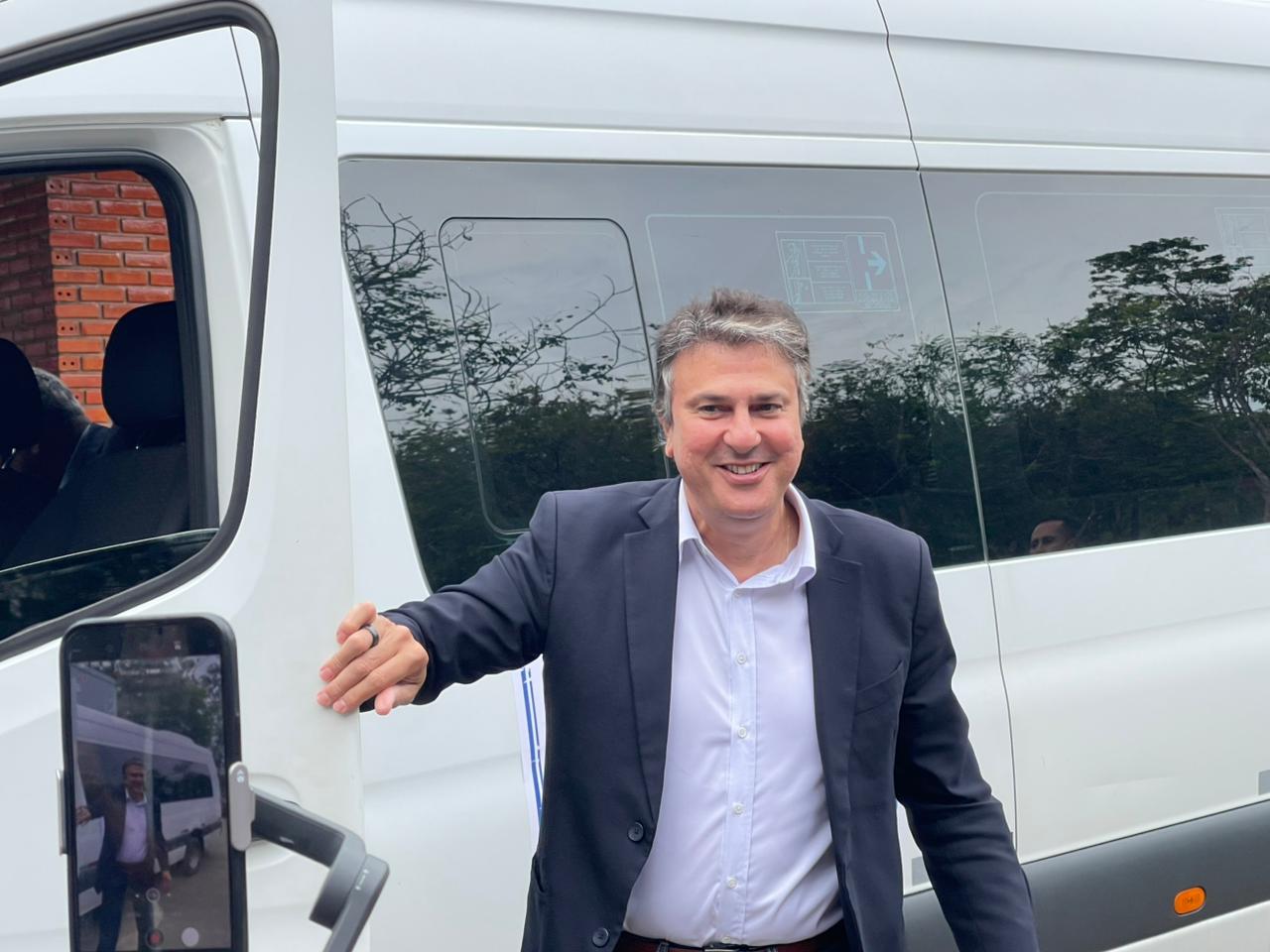 Ministro chega dirigindo van e anuncia mais de R$ 120 milhões para Ufac e Ifac no Acre