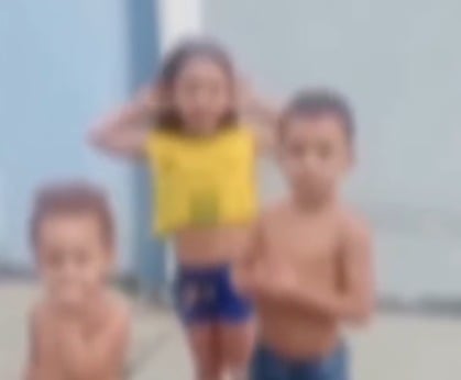 Motoboy se preocupa ao encontrar três crianças sozinhas em rua pouco movimentada e alerta mãe