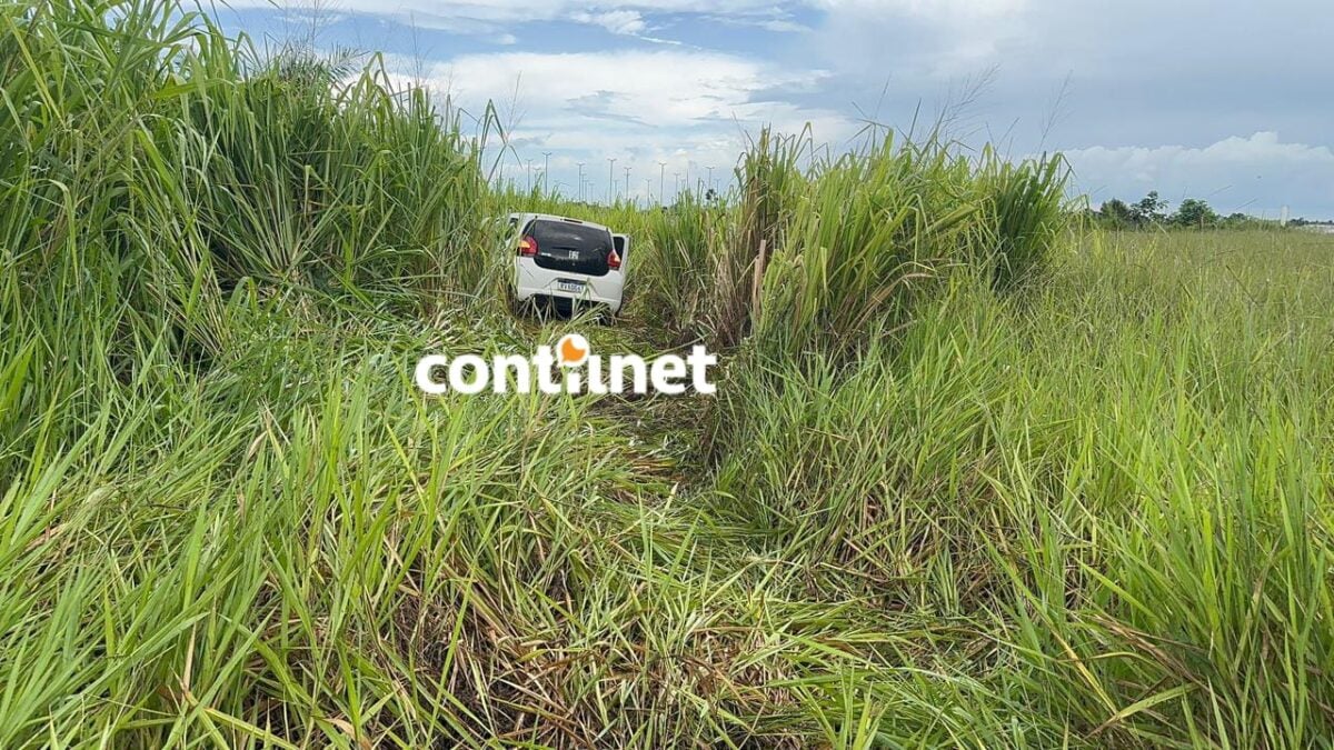 Durante o trajeto desgovernado, o automóvel chegou a passar por um buraco e atravessou para o outro lado do terreno