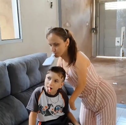 Mulher com condição rara compartilha rotina de cuidados com filho autista