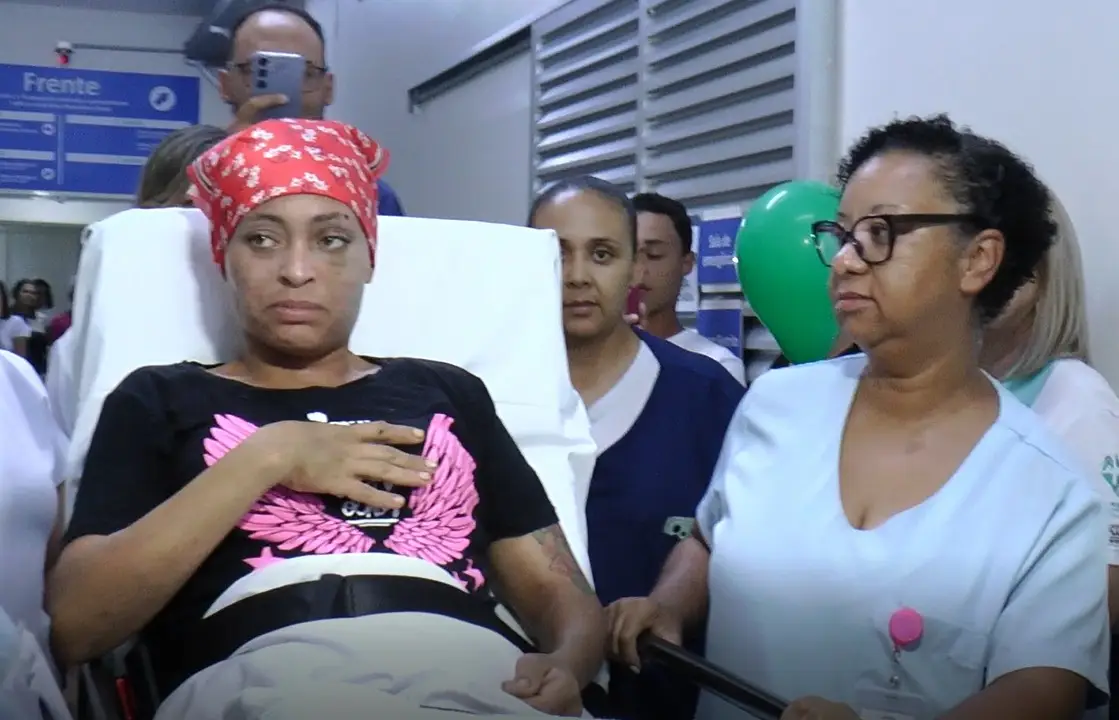 Mulher dada como morta por engano recebe alta