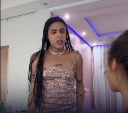 Mulher trans reage a comentário da irmã durante vídeo de maquiagem