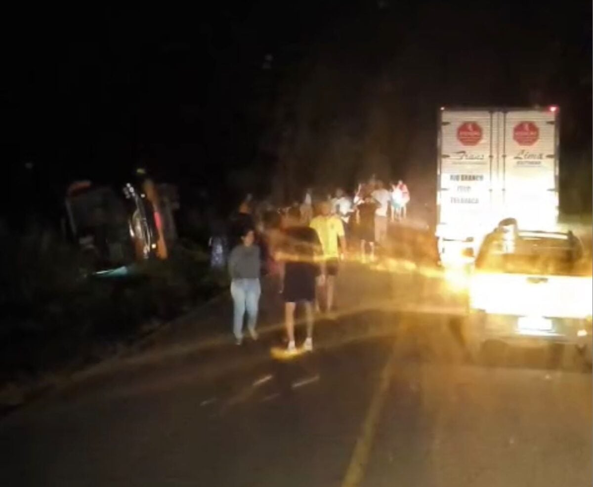 Ônibus tomba na BR-364 entre Sena Madureira e Rio Branco