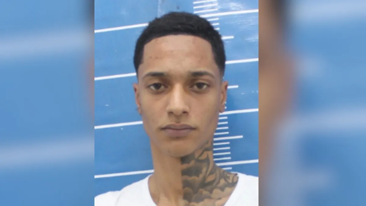 Rapper Oruam tem prisão decretada após desligar tornozeleira.