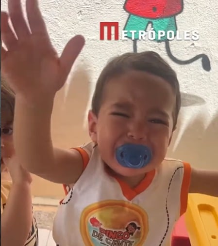 Pai volta após dias longe e emociona filho ao buscá-lo na escola